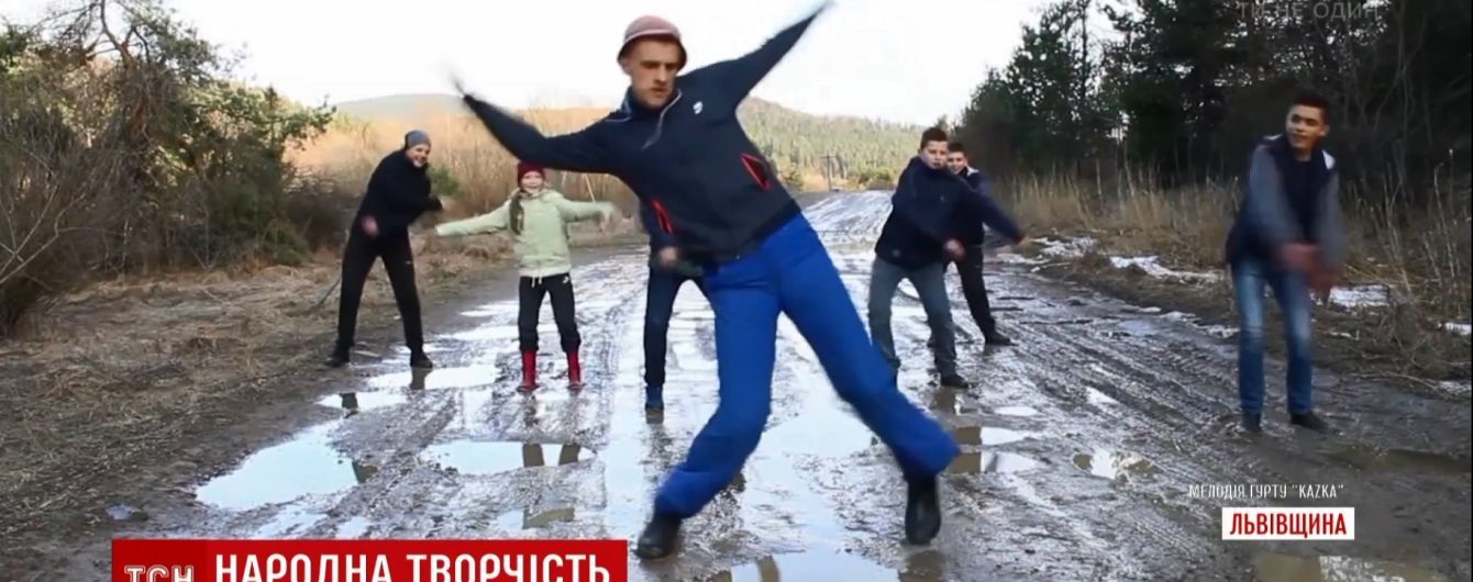 "Тут плакали усі автівок водії – і "Лада", і "Паджеро" однаково": священик зняв кліп про жахливу дорогу на Львівщині