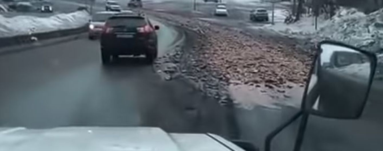 В российском городе водитель случайно выгрузил на дорогу тонны рыбных отходов