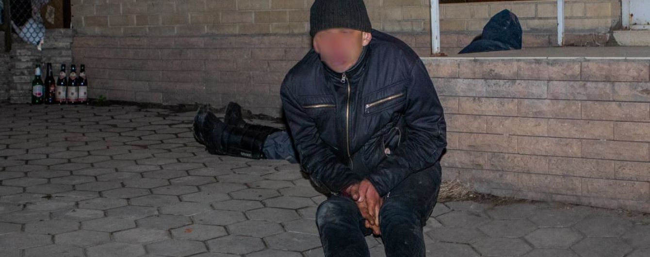 У Дніпрі просто на вулиці помер юнак після вживання настоянки глоду