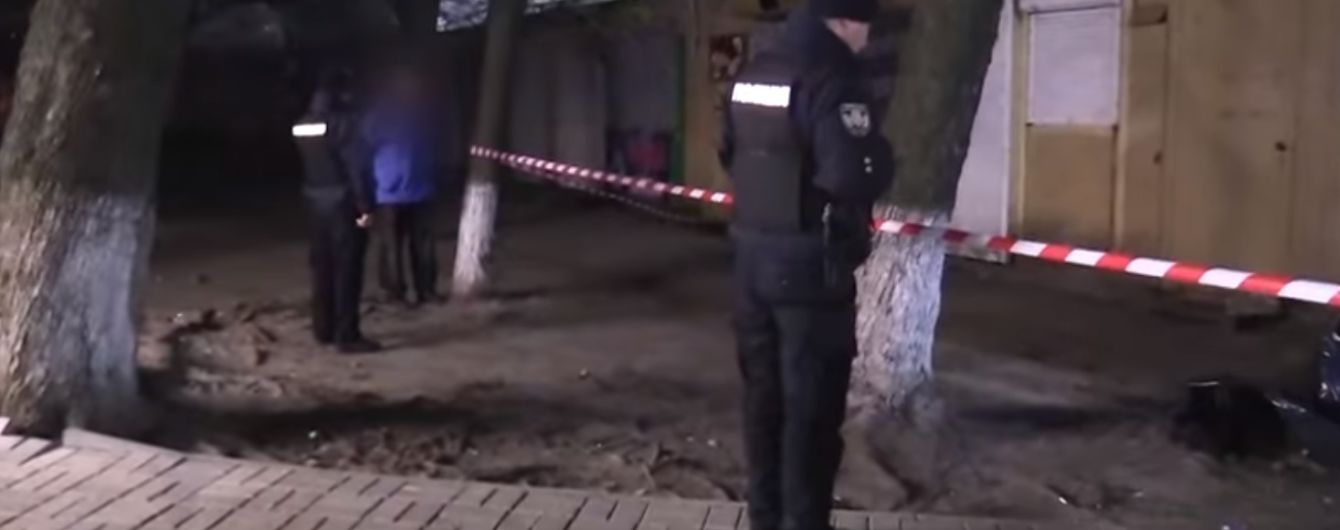 У Києві посеред вулиці чоловік встромив ніж у спину дружині