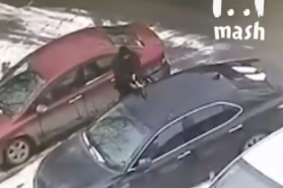 В Москве сняли, как безбашенный мужчина прорубил топором машину