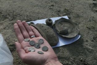 На киевском Подоле во время высадки деревьев нашли древнеримский клад