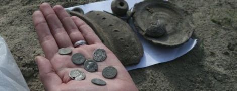 На київському Подолі під час висаджування дерев знайшли давньоримський скарб
