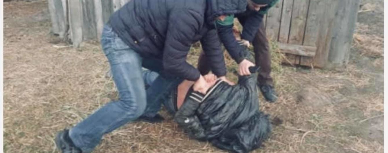 На Хмельниччині педофіл заманив додому та зґвалтував маленьку дівчинку