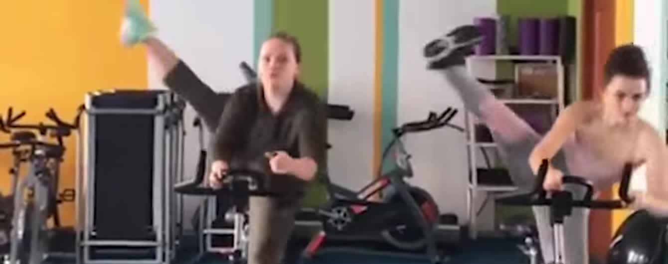 Синхронные трюки девушек на велосипедах и видео с репортером, который слюной уложил волосы. Тренды Сети