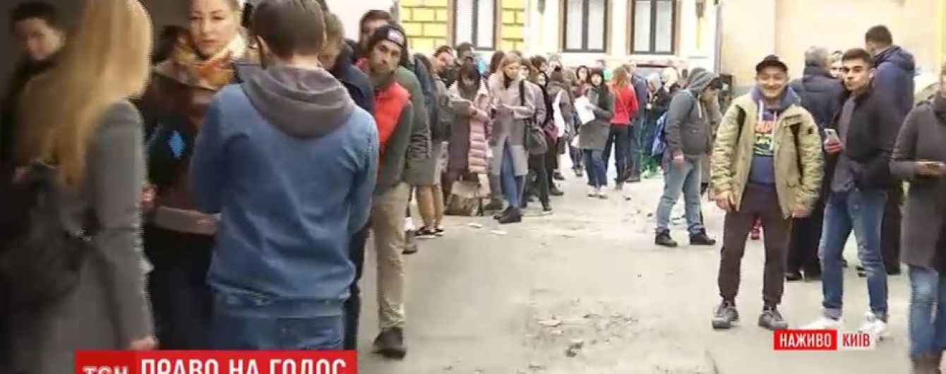 Последний день смены места голосования: киевляне приносят чай и заказывают еду в очереди