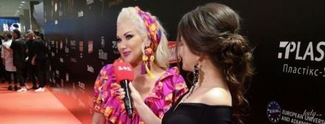 В цветочном платье со смелым декольте: Екатерина Бужинская в эффектном образе на красной дорожке