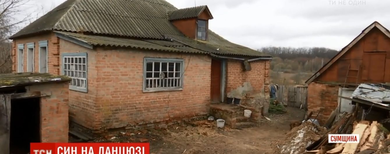 На Сумщині батько тримав психічно хворого сина голим на ланцюгу