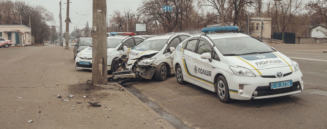 У Києві біля метро "Дорогожичі" поліцейський автомобіль влетів у стовп. Є постраждалі