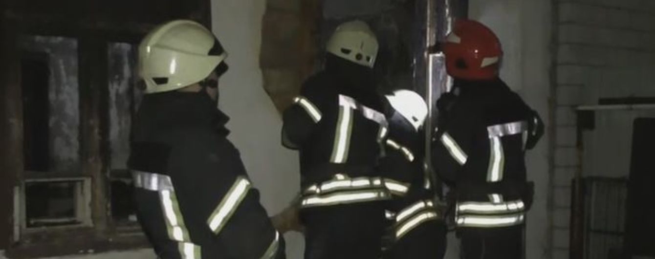 В Житомире двое людей погибли в пожаре в многоквартирном одноэтажке