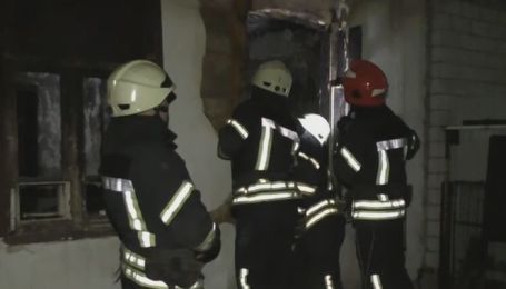 У Житомирі двоє людей загинули у пожежі в багатоквартирній одноповерхівці