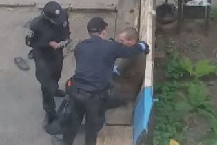 В Сумах патрульную приговорили к тюрьме за издевательство над выпившим мужчиной