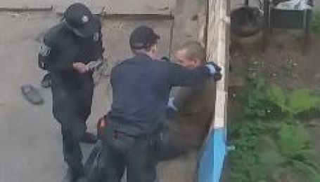 У Сумах патрульну засудили до в’язниці за знущання з чоловіка напідпитку