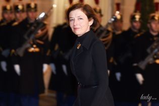 Не такая, как всегда: министр обороны Франции в элегантном пальто сверкнула стройными ногами