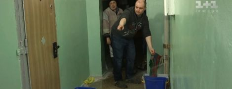 У столиці сім годин киян заливало водою з аварійної труби на 16-му поверху
