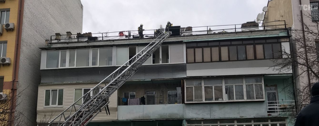 На столичном Подоле горел хостел в старом доме