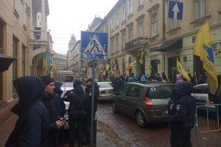 Активисты на "евробляхах" заблокировали таможню во Львове