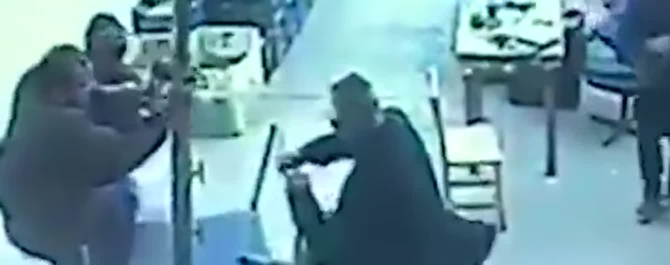 Відео, на якому чоловіка знесло вітром разом із величезною парасолею, стало вірусним