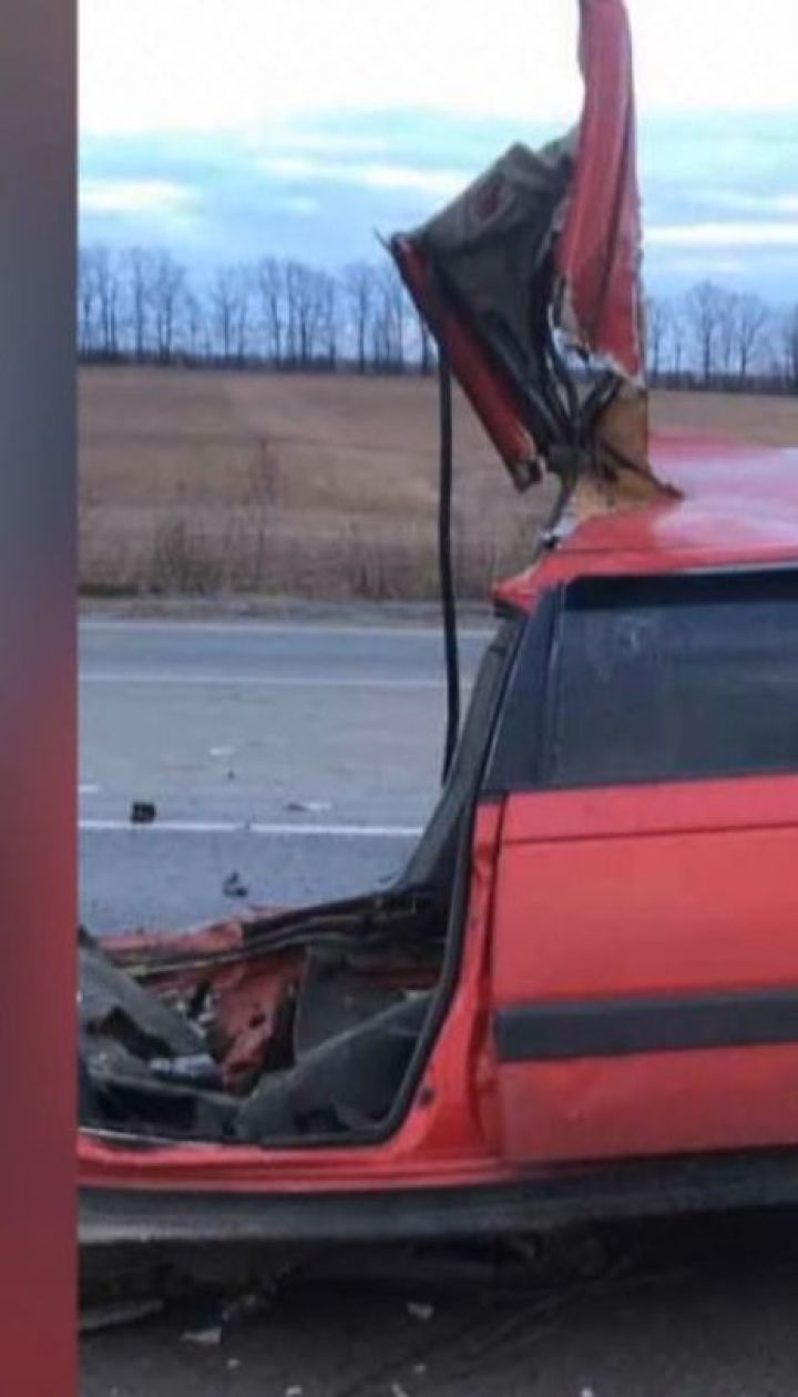 На Вінниччині від удару у відбійник легковик практично розірвало навпіл