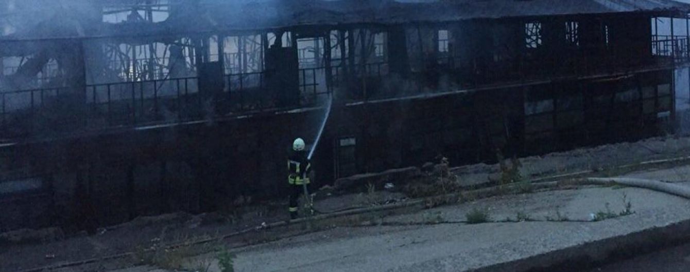 В Києві згоріла двоповерхова баржа площею 60 квадратних метрів