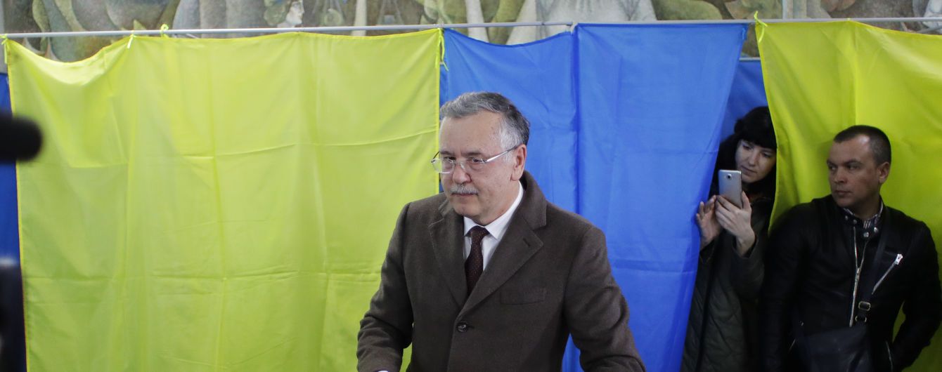 Жена Гриценко не смогла проголосовать с первого раза из-за отсутствия в списке избирателей