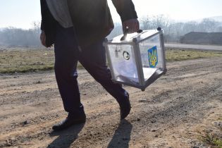 В Херсоне пытались вынести бюллетени с участков