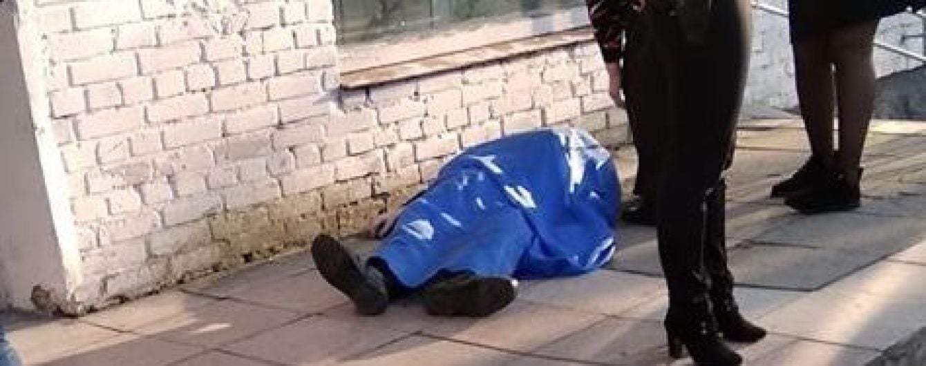 У Львові біля виборчої дільниці помер чоловік