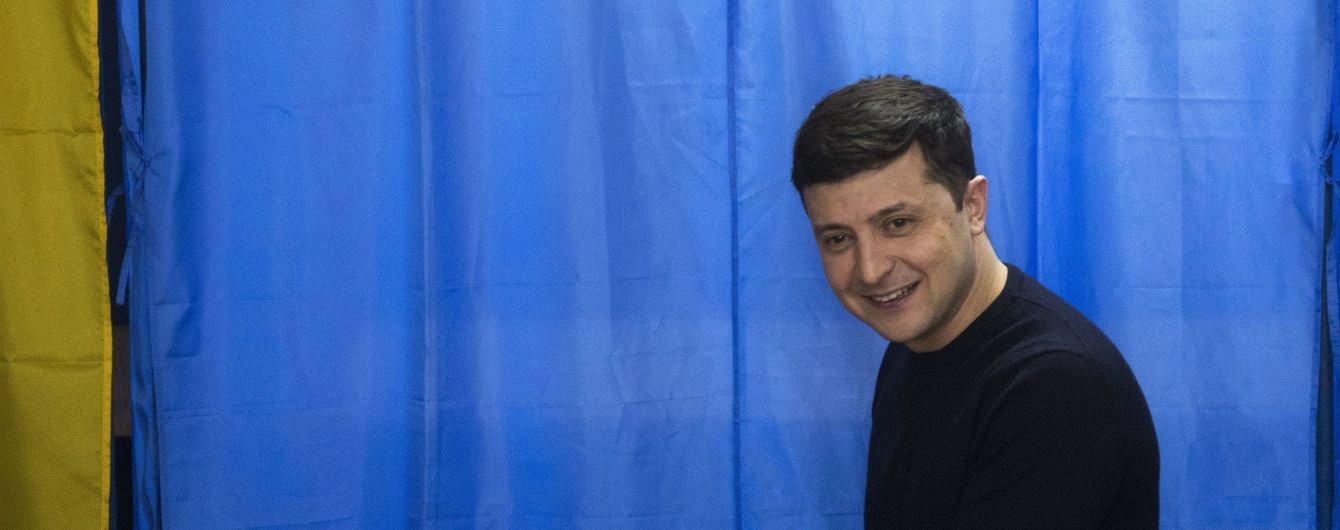 Вино, игры и картонный Янукович. Что происходит в штабе Зеленского
