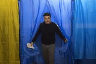 Екзит-пол ТСН: Зеленський впевнено перемагає у першому турі виборів президента України