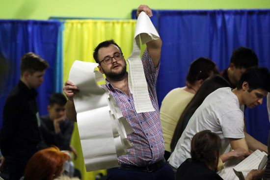 Результати голосування за кордоном: ЦВК оприлюднила дані про явку і переможців