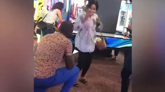 Нігерійка пустилася у шалений танок після освідчення її коханого