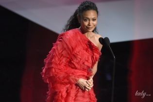 В роскошном платье от Valentino: Тэнди Ньютон впечатлила образом