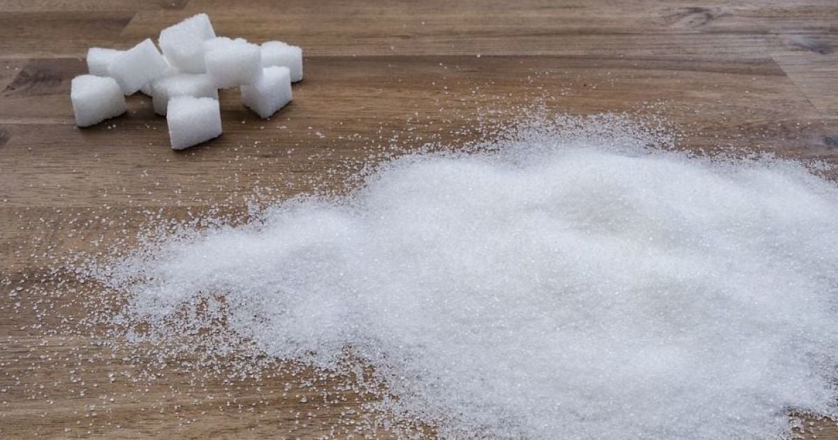 Деякі магазини запровадили лімітований продаж цукру, який і без того стрімко здорожчав: у чому причина