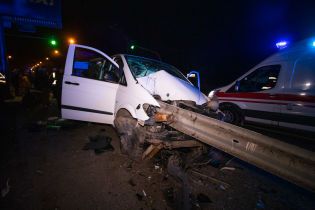 В Киеве микроавтобус с четырьмя детьми напоролся на отбойник, есть пострадавшие
