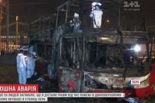 В столице Перу в горящем двухэтажном автобусе погибли по меньшей мере 20 человек