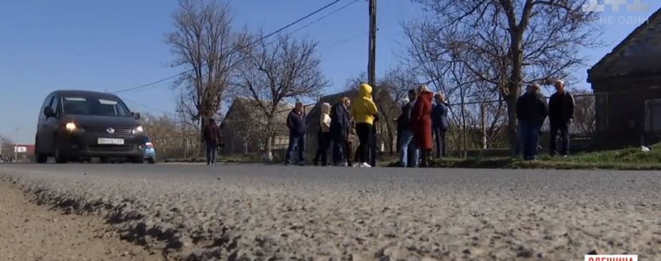 В Одесской области селяне угрожают самосудом пьяному водителю, который сбил двух женщин и скрылся
