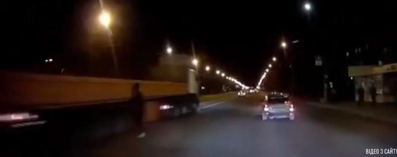 У Полтаві п’яний перехожий врізався у вантажівку обличчям і дивом вижив