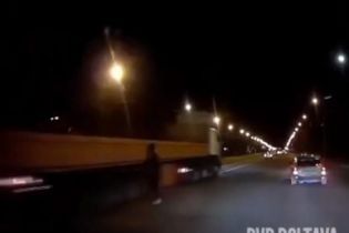У Полтаві п’яний перехожий врізався у вантажівку обличчям і дивом вижив