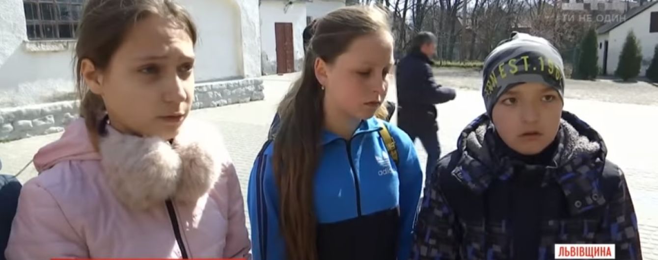 На Львовщине дети обвинили взрослых в убийстве собаки, которого они затащили в школу