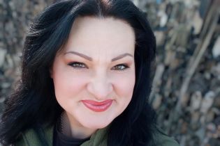 Сотни людей прощаются с военной "Ведьмой", которая погибла на Донбассе