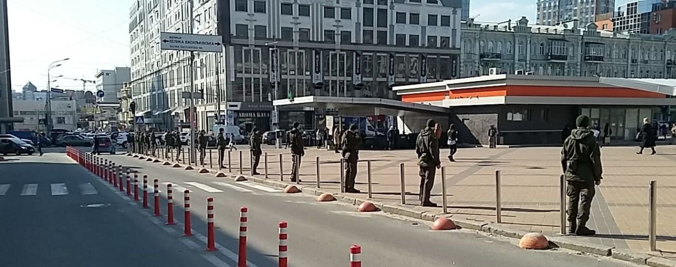 До "Олімпійського" у центрі Києва стягнули нацгвардійців та пожежників - журналіст