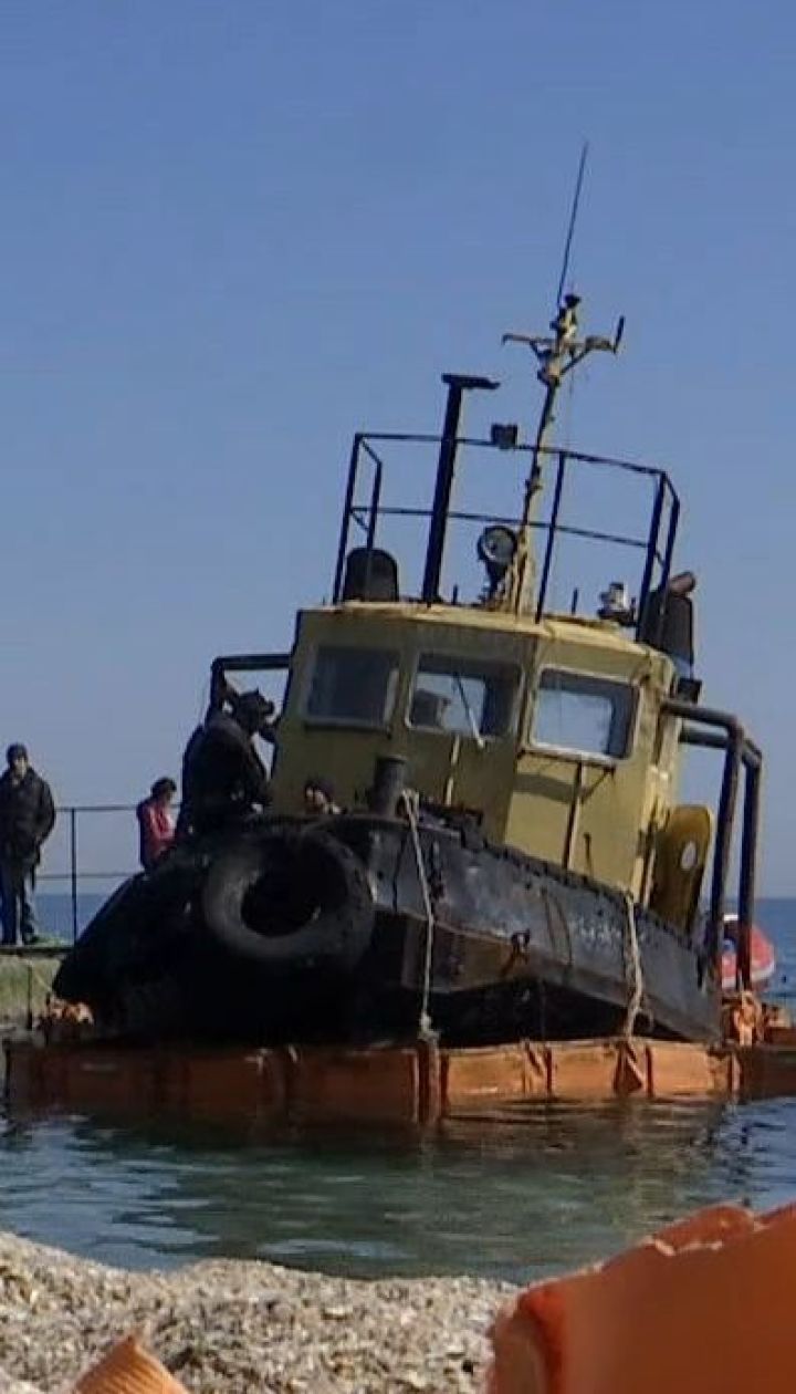 З одеського пляжу почали прибирати буксир, який прибило штормом півроку тому
