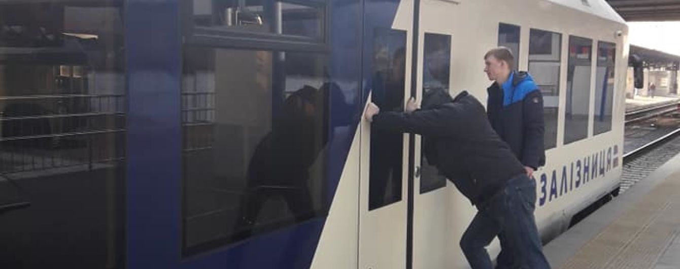"Сломалась дверь". В соцсетях снова жалуются на "Бориспольский экспресс"