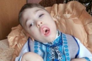 Тяжелое состояние Артемки Зори заставил его маму обратиться за помощью
