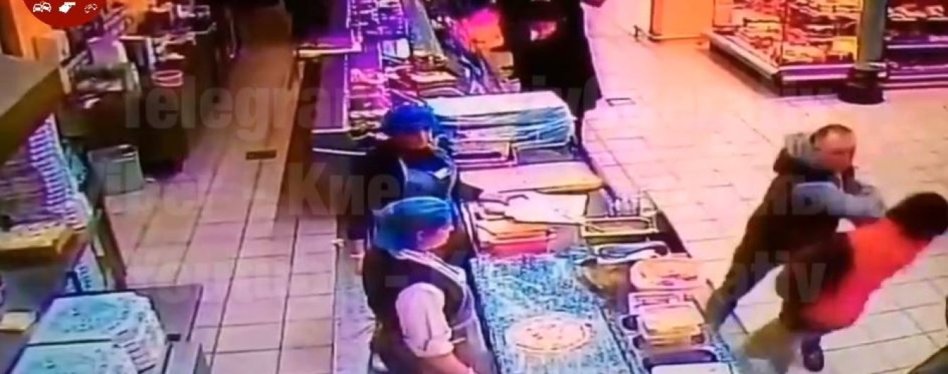 В Киеве мужчина одним ударом убил покупателя в супермаркете