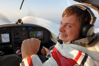 Дмитро Комаров розпочав встановлювати рекордний політ