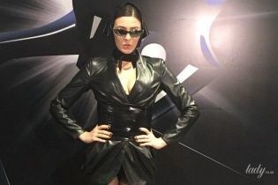 В экстремальном мини и стрипах: сексуальная MARUV своим выступлением произвела фурор на вечеринке