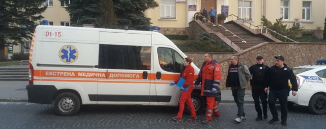 В Луцке мужчина под горсоветом угрожал себя сжечь, если не встретится с Зеленским - СМИ