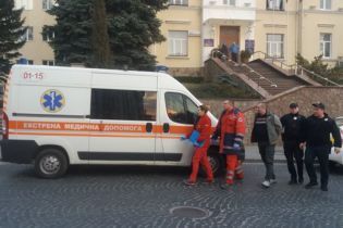 В Луцке мужчина под горсоветом угрожал себя сжечь, если не встретится с Зеленским - СМИ