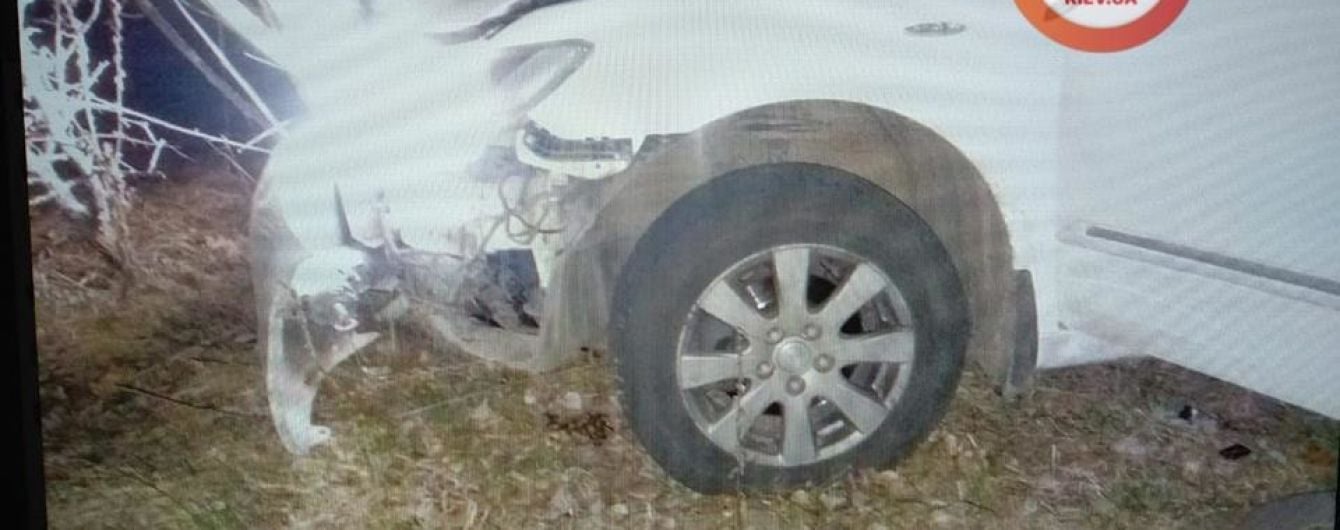 На Киевщине посреди дороги взорвался автомобиль